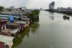 沿著和在雙涌上的住房現狀。多個場合因完全在涌上，所以領取的補償金 太少，不足夠購買安置房。