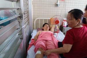 因工傷導致第8胸椎壓縮性骨折的病人阮德Th 卻被誤鑽腿部。（圖源：KĐ）