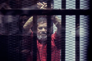 圖為 2015年穆爾西的出庭照片。（圖源：EPA）