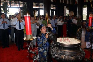 本市領導代表及各階層人民、青少年上香緬懷並對德禮成侯阮友景深表銘恩之心。（圖源：越通社）