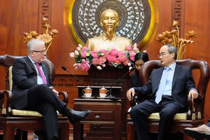 市委書記阮善仁（右）接見值工作任期屆滿前來辭行拜會的澳大利亞駐越南特命全權大使克雷格‧奇蒂克。（圖源：VOH）