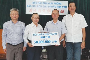 穗城會館理事長盧耀南、副理事長林海泉代表理事會前將贊助的款項總額5000萬元轉交給本報編委兼編輯部主任范興、本報編委黎曰孟雄。