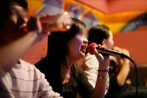 從9月1日起，卡拉OK廳從零時到翌日上午8時，舞廳從凌晨2時到上午8時禁止營業。（示意圖源：互聯網）