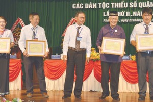 市民族處副主任曾錦榮(左三)頒贈獎狀。