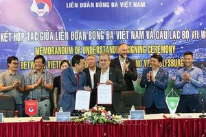 越南足球協會與德國沃爾夫斯堡足球俱樂部合作協定簽字儀式。（圖源：互聯網）