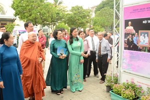 市領導參觀圖片展。（圖源：明安）