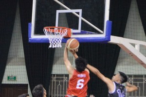 第五郡隊(紅衣)與富潤郡隊比賽一瞥。