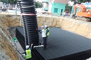 圖為本市在守德郡武文銀街試點採用Crosswave技術安裝的治水調節湖。