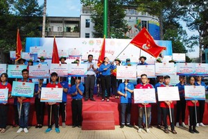 共青團第五郡郡委在和平公園舉行的“各項暑期志願活動”出發儀式。