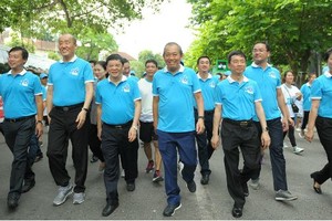 政府常務副總理張和平（前中）同參賽者一起參加“為健康步行”比賽活動。（圖源：春松）