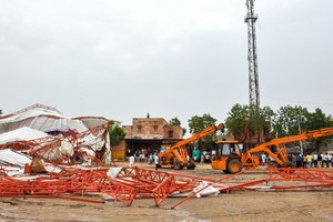 大型帳篷連金屬支架倒塌。（圖源：互聯網）