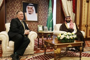 美國務卿蓬佩奧（左）與沙特王儲穆罕默德‧薩勒曼會面。（圖源：路透社）