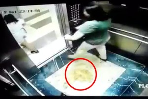 2名乘梯婦女離開電梯時“恰巧”留下一層厚厚的尿水。（圖源：監控視頻截圖）