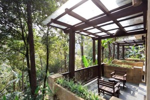 獲綠樹環抱的巴韋酒店。（圖源：互聯網）