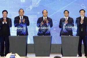 政府總理阮春福（中）出席政府內部電子公務處理系統(e-Cabinet)啟動儀式。（圖源：越通社）