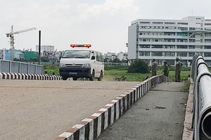 “摩的”男司機的屍體經現場驗屍完畢後獲送往太平間。（圖源：安輝）