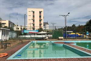 發生溺水事故的游泳池。（圖源：何芳）