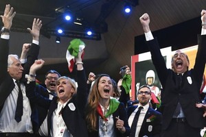 意大利代表團在公佈結果後一片歡騰。（圖源：AP）