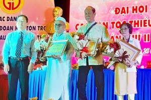 市委民運處副主任張國霖(左一)向舊邑郡模範民族同胞表彰。