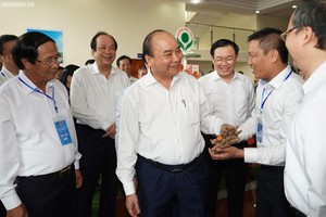 政府總理阮春福與代表交談。（圖源：光孝）