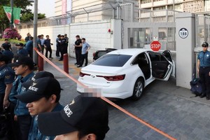 當地時間25日，韓國首爾，一名40歲的男子駕車衝撞位於首爾光化門的美國駐韓國大使館(見圖)，造成使館大門和汽車引擎蓋損壞，無人員傷亡。（圖源：韓聯社）