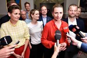 梅特·弗雷德里克森在社會民主黨成立少數派政府後接受媒體的採訪。（圖源：EPA）