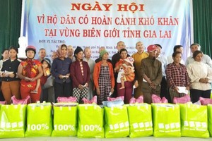 嘉萊省貧困同胞獲贈醫施藥和贈送禮物。