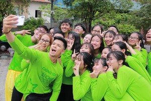 歌手仲孝（持手機者）與VNTC的志願員們自拍。