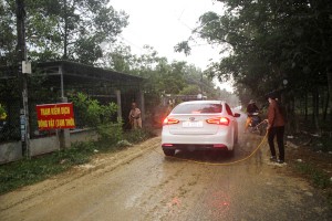 同奈省獸醫分局人員對進出疫區的交通工具進行消毒。（圖源：平原）