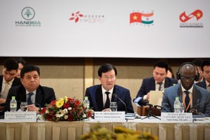 政府副總理鄭廷勇（中）在2019年越南企業期中論壇上致詞。（圖源：日北）