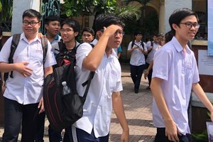 考生從第五郡麥劍雄學校的考場步出來。