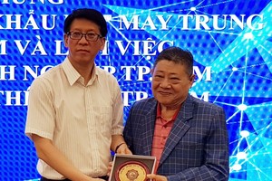 杭慰瑤代表市企業協會贈紀念品給中國 紡織品進出口商會代表團。