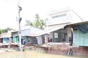 4月底時芹苴市烏門河岸發生土地坍塌，多間房屋已沉入河中。