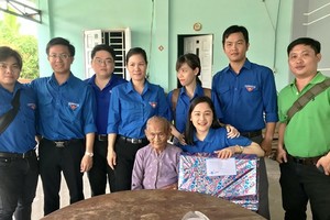 青年團員們探訪並向越南英雄母親鄧氏秋贈送禮物。（圖源：裴英俊）