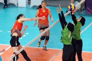 越南（左邊）與印尼隊比賽一瞥。（圖源：互聯網）