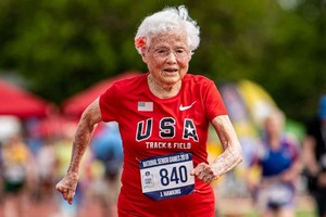 霍金斯在美國新墨西哥州的運動會上以21秒06的成績打破了百歲老人50米的世界紀錄。（圖源：互聯網）