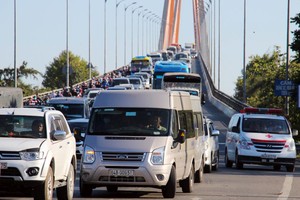 高峰時段檳椥迪廟橋改為單向車道以緩解堵車情況。（圖源：越快訊）