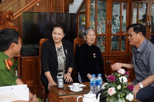 國會主席阮氏金銀（左二）探訪並向越南英雄母親阮氏處贈送禮物。（圖源：何媚）