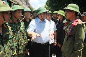 中央組織部長范明政同志（中）親往慰問鴻嶺山森林執行滅火任務的消防力量。（圖源：VOV）