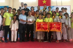 第五郡青少年跆拳道選手隊榮獲全市青少年跆拳道比賽冠軍錦旗。