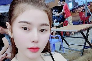 被扣押的涉案嫌犯阮氏芳玲。（圖源：警方提供）