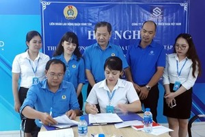 平新郡勞動聯團代表與越南Casa公司經理簽署集體勞動協議。