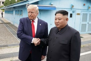 特朗普與金正恩在韓朝非軍事區見面。（圖源：路透社）