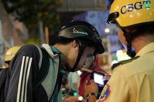 交警檢測司機的酒精濃度。