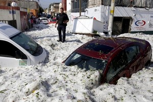 “六月飛霜”的境況令居民大為震驚，有近200幢建築因而受損，至少50輛汽車被沖走甚至被埋。（圖源：AFP）
