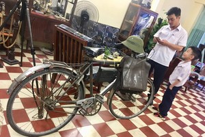 陳雨平把收藏到的昔日西貢別動隊所使用過的自行車在咖啡店內陳列以向年輕 人推介歷史。