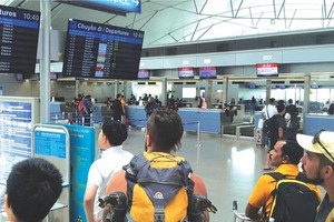 乘客在通訊屏幕跟進航班訊息。（圖源：互聯網）