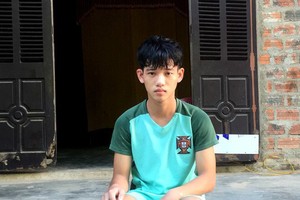 在救人後，陳文南失神地坐在屋簷下。