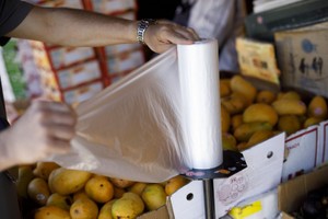 新西蘭於7月1日起正式禁止一次性塑膠袋，並將重罰繼續提供此種塑膠袋的企業。（圖源：彭博）