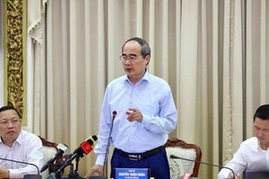 市委書記阮善仁在 會上發表指導意見。（圖源：黃潮）